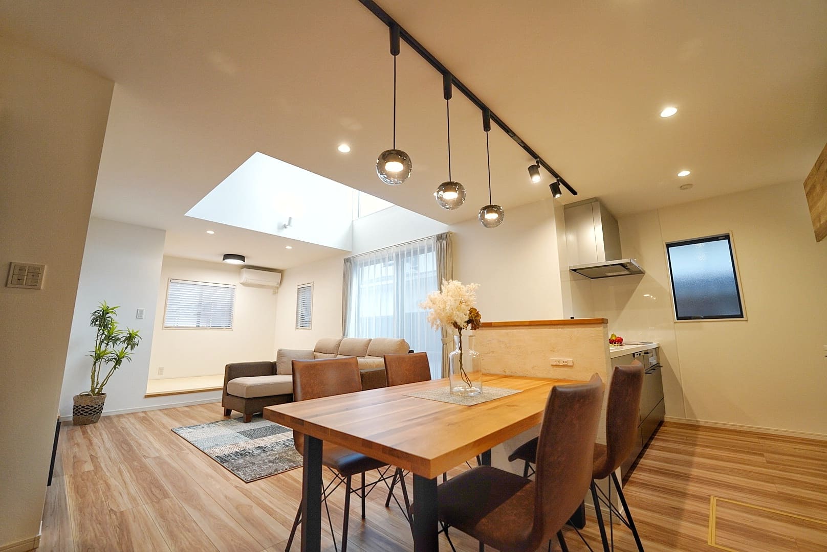 マンションのリビングルームの写真